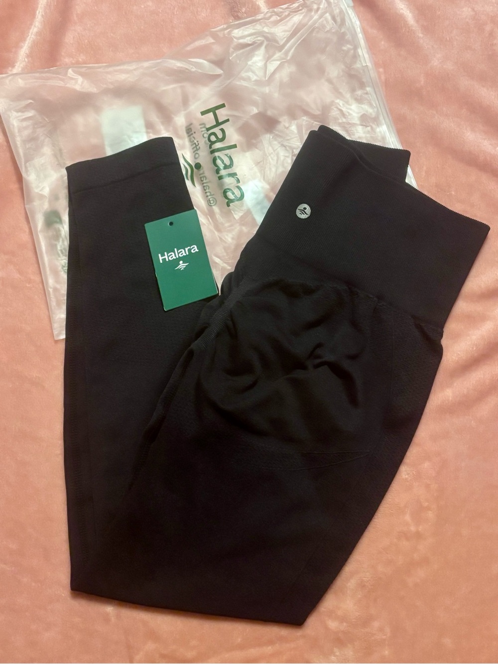 HALARA Black Seamless Leggings with Subtle Logo